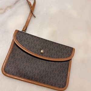 Micheal Kors Wristlet Pouch NWT